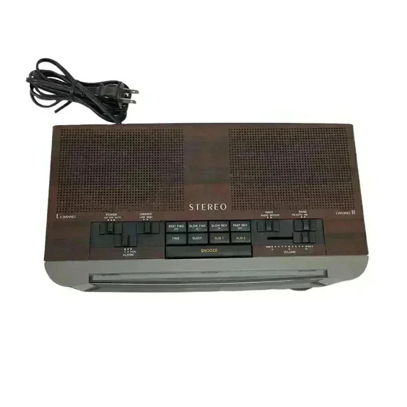 Emerson AK2745 Dual Alarm System AM FM Digital Clock Radio Red LED Display - Picture 2 of 6